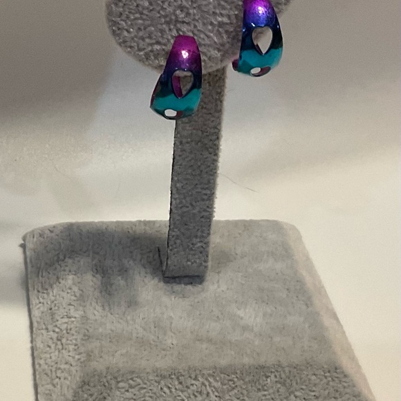 Multiple colors cutout heart hoop pierced earrings silver posts. - Picture 4 of 6